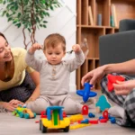 Familia vigilando el desarrollo de un niño de 2 años en una sala de estar - señales de alerta de TEA en niños de 2 a 3 años